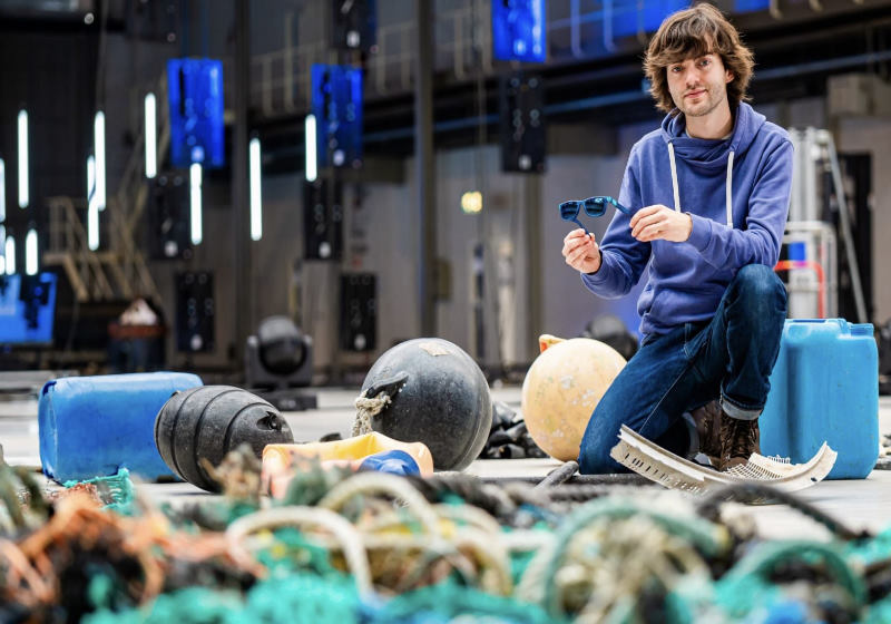 Boyan Slat e seu óculos de lixo marítico Foto: Ocean Cleanup