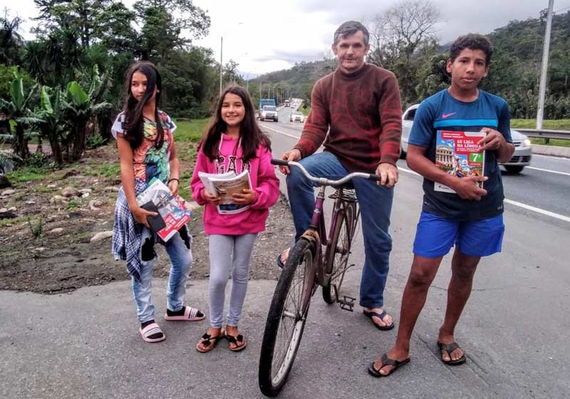 Edemilson na bike e os filhos - Foto: Arquivo pessoal/Herison Schorr