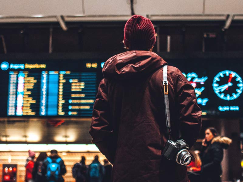 Turista no aeroporto - Foto: Unsplash/ Erik Odiin