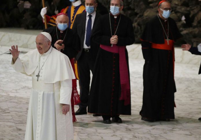 Papa Francisco acenando para o público - Foto: Gregorio Borgia/AP