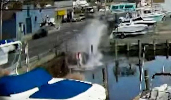 Momento em que o carro caiu na água - Foto: WNBC