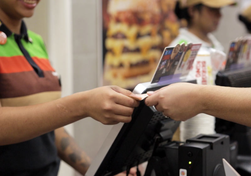 Cliente pagando compra - Foto: divulgação