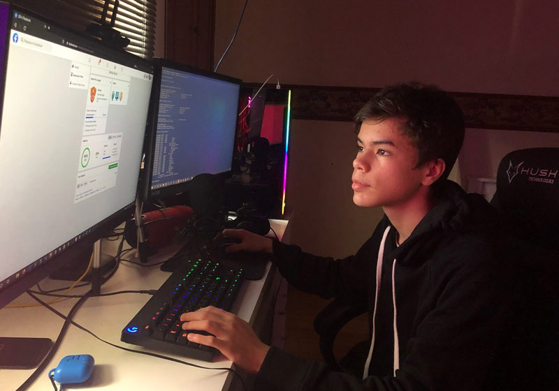 Andres Alonso Bie Perez no computador novo - Foto: arquivo pessoal