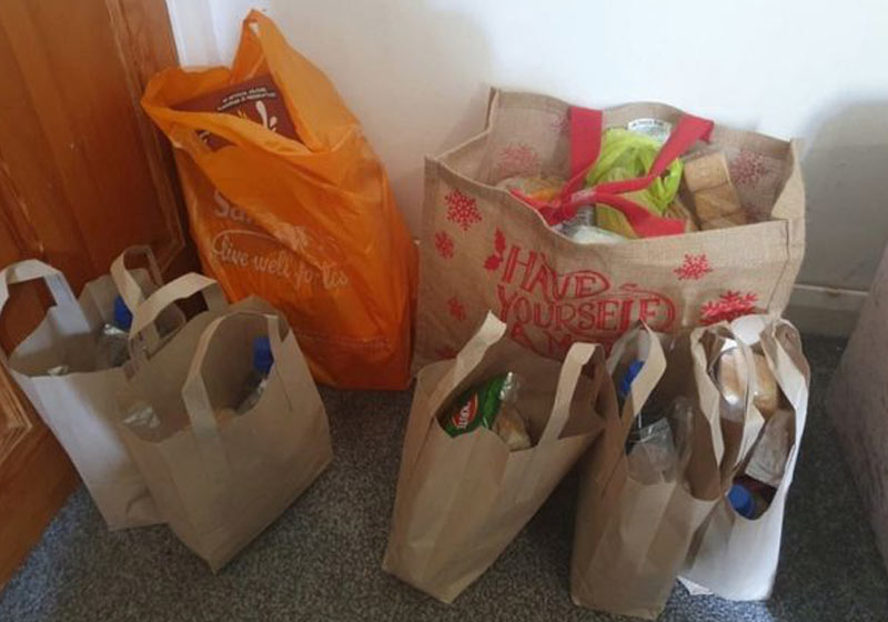 Sacolas deixadas pelo anônimo - Foto: The Mirror