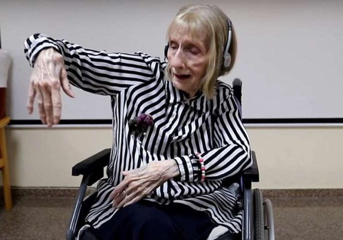 bailarina-alzheimer-close Martha C. González relembra movimentos da dança - Foto: reprodução / NG Música para Despertar
