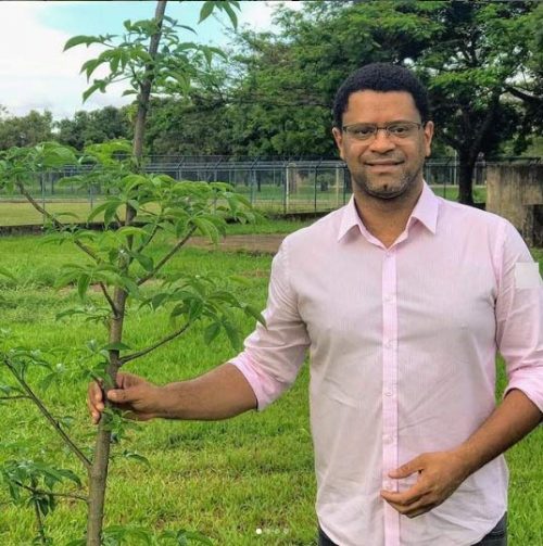 André com o baobá plantado em 2019 na EAPE - Foto: Instagram