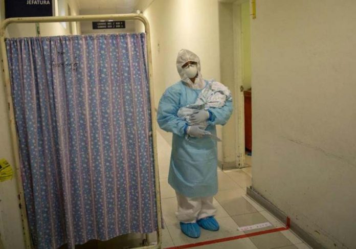 bebe-livre-covid-singapura-close Bebê nasceu com anticorpos contra Covid-19 - Foto: reprodução / The Straits Times