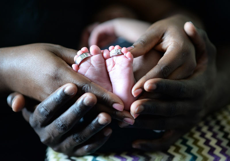 Bebê com aliança dos pais nos pés - Foto: Pixabay