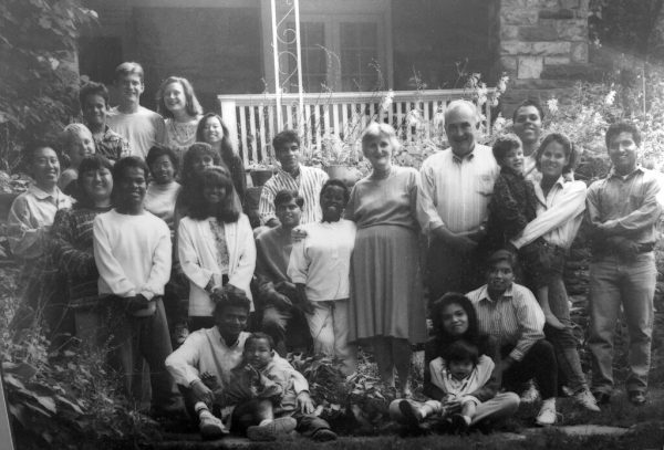 Sash a mãe e os irmãos adotivos em 1991 - Foto: reprodução / NYT