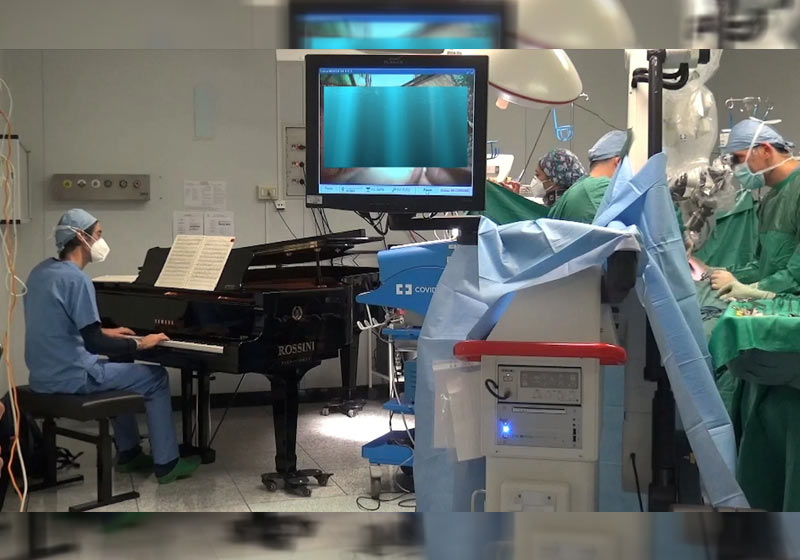 Pianista tocando durante a cirurgia - Foto: Reuters/ FondazioneSalesi