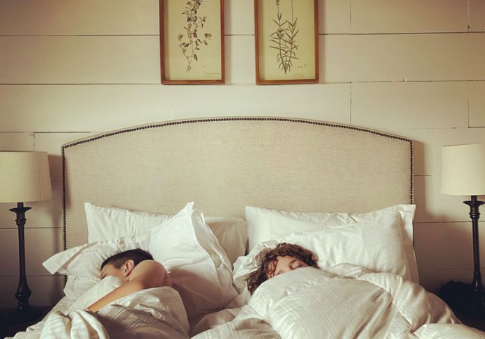 dormir-pesquisa-close Casal dormindo - Foto: LeeAnn Cline / Unsplash