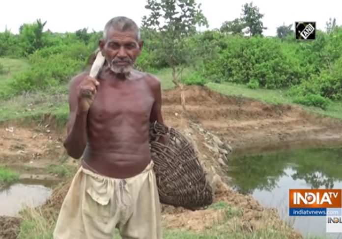homem-escava-canal-close Loungi e a água que veio pelo canal - Foto: IndiaTV