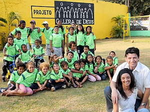 Marcelo e Maria Luisa com alunos - Foto: divulgação