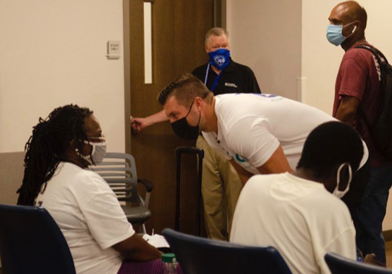 Tim Tebow visita abrigo - Foto: ABC15.com