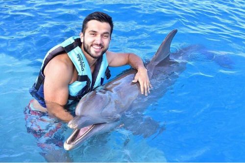 Fernando com golfinho - Foto: arquivo pessoal