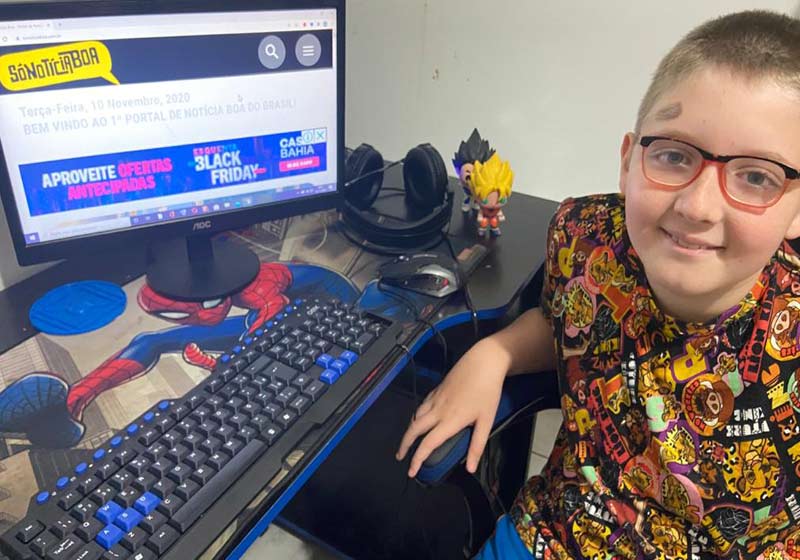 Ivan, de 11 anos lê o SóNotíciaBoa - Foto: Yve Franco
