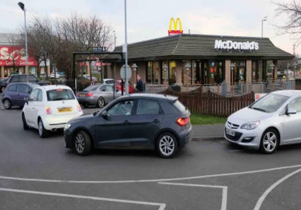 Todos os motoristas do McDonald's em Stockton-on-Tees decidiram se juntar e pagar uns pelos outrosCrédito: Evening Gazette