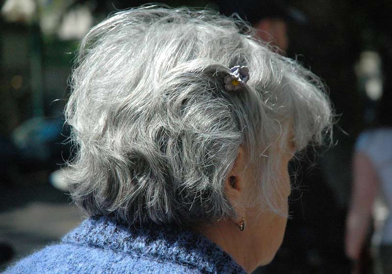 Idosa na rua - Foto: Julia Mirvis para Pixabay