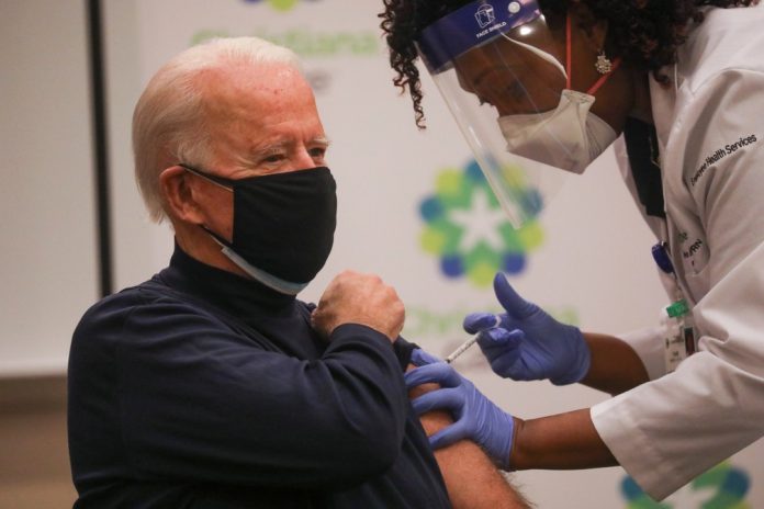 O presidente eleito dos EUA, Joe Biden, recebe 1ª dose de vacina contra a Covid-19 no Hospital ChristianaCare em Newark, no Delawere, nesta segun Joe Biden recebe 1ª dose de vacina contra Covid-19 - Foto: Leah MillisReuters