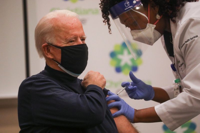 Joe Biden recebe 1ª dose de vacina contra Covid-19 - Foto: Leah MillisReuters
