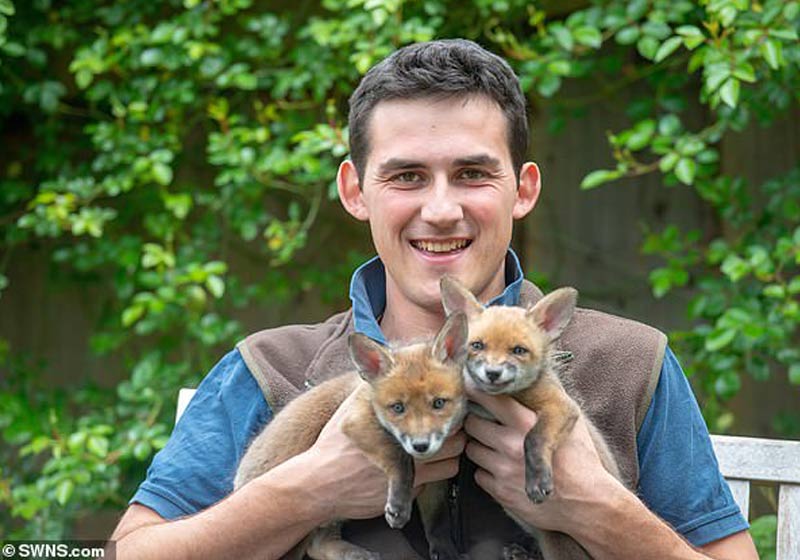 Chris e dois, dos 4 filhotes salvos - Foto: SWNS