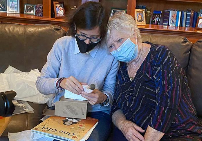 aluna-professora-acha-close Ana Reyes e Pat Harkleroad - Foto: Kentucky Dept. of Education