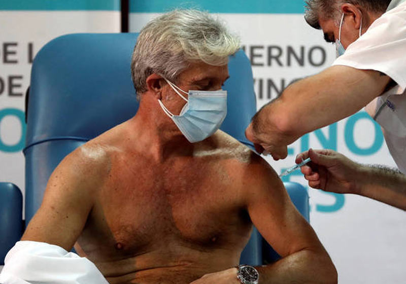 Médico Emilio Macia, 52, recebe vacina - Foto: Agustin Marcarian / Reuters