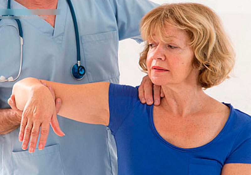 Mulher com dores no ombro - Foto: reprodução / Clínica Ortopedia