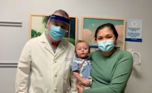 Médico, bebê e mãe - Foto: Ska-P