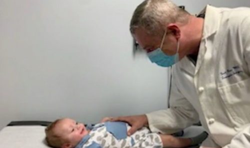 Bebê com o médico - Foto: Ska-P