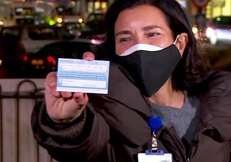 A brasileira Maria Lúcia Possa foi vacinada no 1º dia - Foto: reprodução / GloboNews