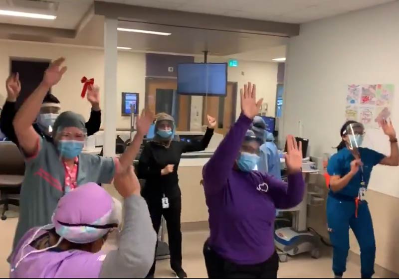 Funcionários da saúde dançando pra comemorar chegada da vacina - Foto: reprodução / Twitter