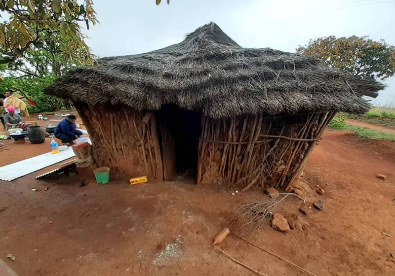Casa de barro da idosa - Foto: reprodução / Twitter
