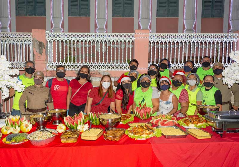 Ceia oferecida por PMs a sem-teto – Foto: CPRSO