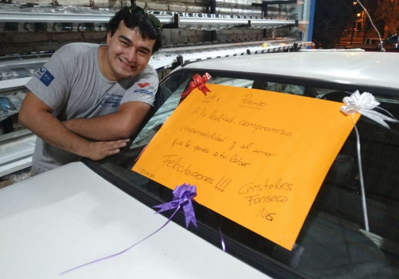 Fonseca e p carro que ganhou do chefe - Foto: arquivo pessoal