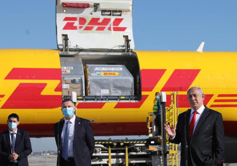 O primeiro-ministro ao lado do lote de vacinas Foto: Flash90