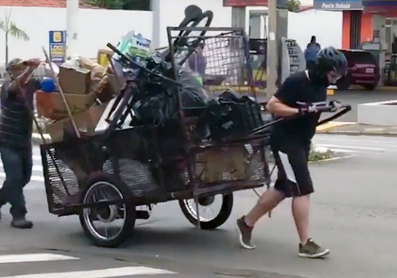 Gentileza de ciclista puxando carroça de idoso emociona: vídeo - Só Notícia  Boa