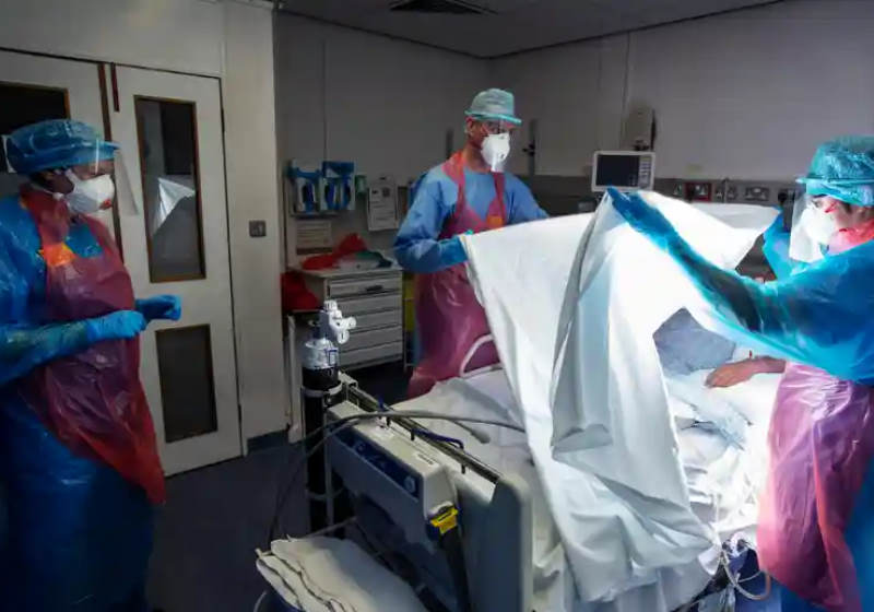 Paciente com coronavírus ventiladoFotografia: Murdo MacLeod / The Guardian