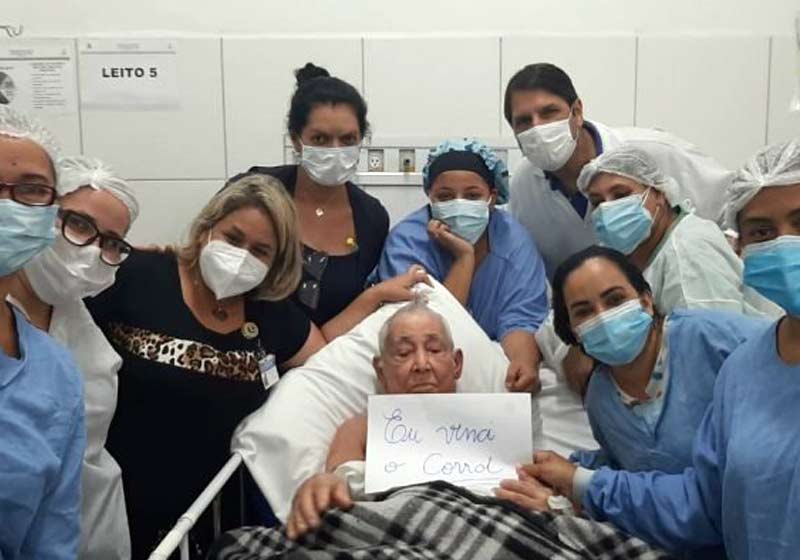 Seu Valdemar recebendo alta - Foto: Prefeitura de São Vicente