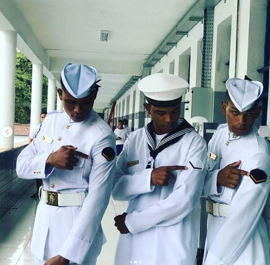 Irmãos mostram as insígnias - Foto: Instagram