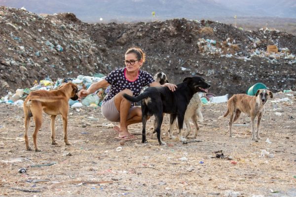 Ela e alguns cães - Foto: Acácio Medeiros
