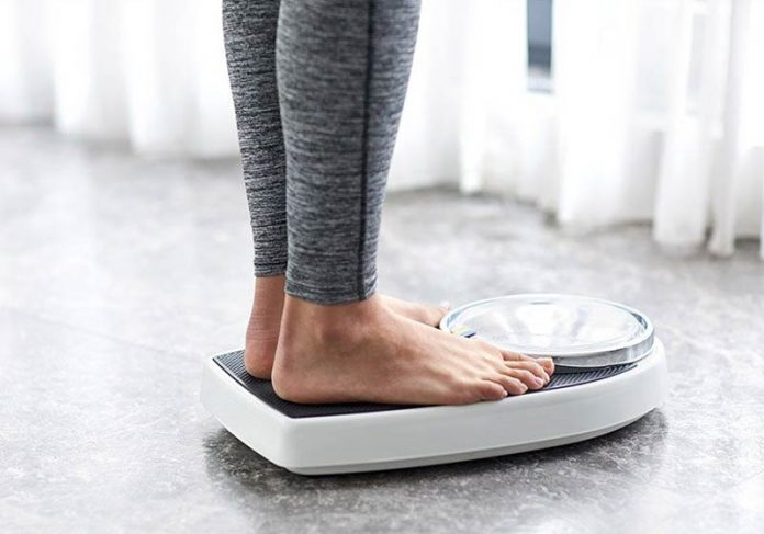 obesidade-hormonio-close Mulher se pesando - Foto: Stockvisual / Getty Images