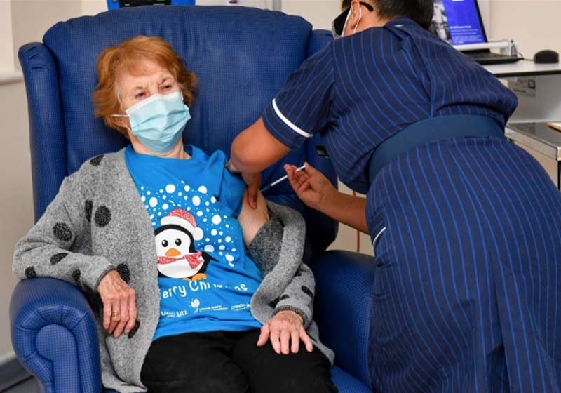 Margaret Kenan recebendo a vacina - Foto: reprodução / TheSun