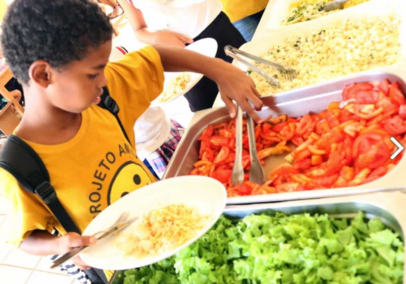 Aluno fazendo o prato - Foto: reprodução /AMMA