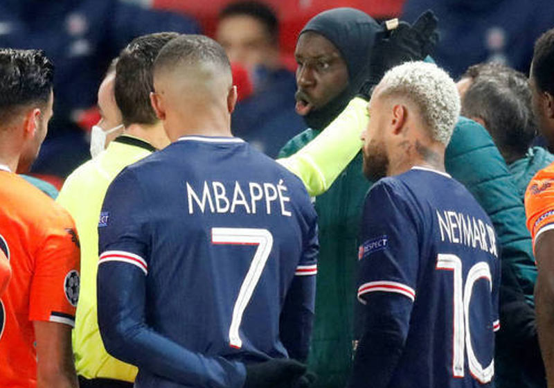 jogador senegalês discute com juiz por racismo em campo - Foto: Charles Platiau/Reuters