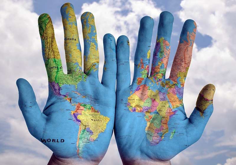 Mapa Mundi nas mãos - Foto: stokpic/Pixabay