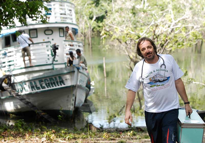 Eugênio leva saúde de barco na Amazônia - Foto: divulgação