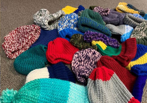 Os gorros são doados pra instituições de caridade Foto: Phoenix Society
