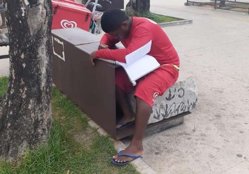 Vendedor Renilson estudando na praça - Foto: reprodução / redes sociais