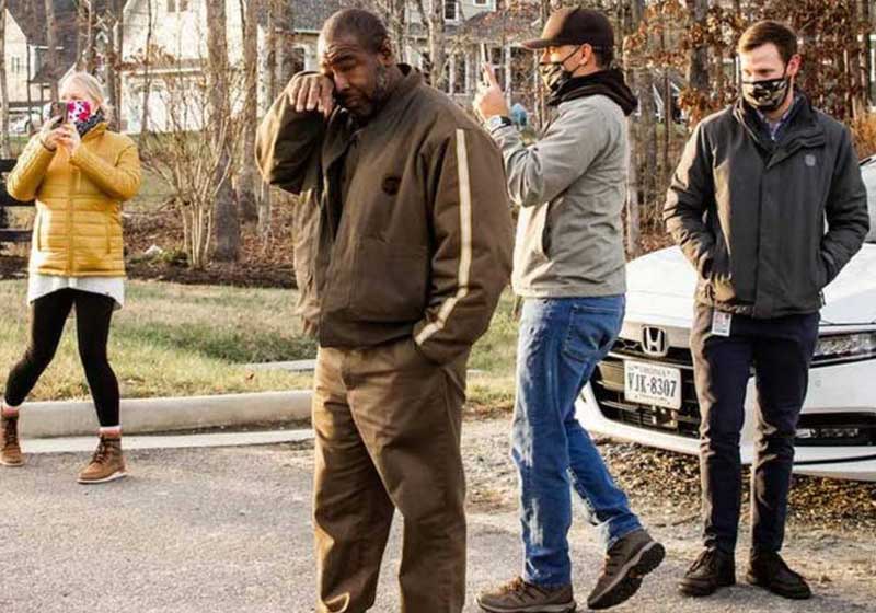 Anthony chora com a homenagem dos vizinhos - Foto: ABCNews